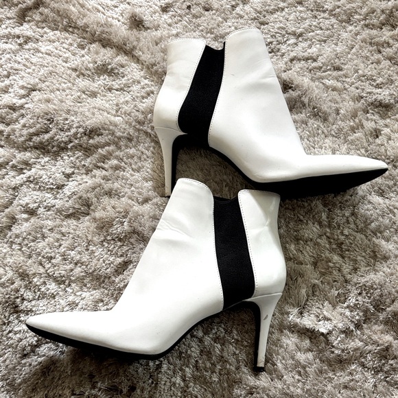INC International Concept White Irsia Ankle Boots Sz 7 - Picture 2 of 6